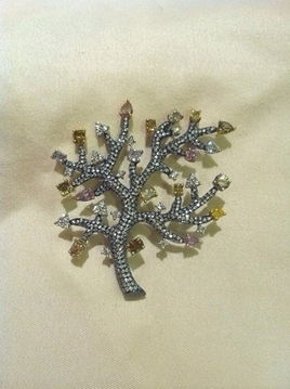 愛珠寶就要秀出來 彩寶鉆石翡翠電梯，美不勝收